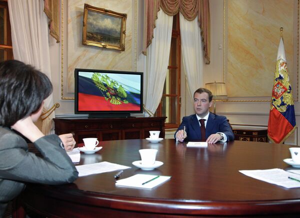 Президент России Дмитрий Медведев дал интервью по итогам 2008 года российским телеканалам Первый, Россия и НТВ