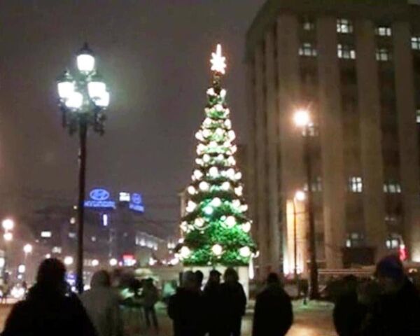 На столичных площадях установили 15 новогодних елок и зажгли огни 