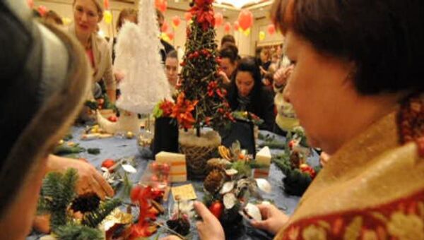 На новогодней ярмарке в Москве лепили пряники и шили игрушки 