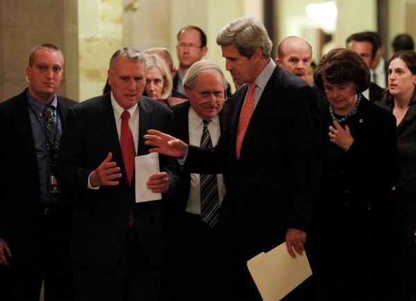 Демократ Джон Кэрри и республиканец Джон Кил после секретной сессии по договору с РФ по СНВ