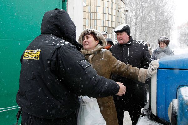 Женщина пытается  получить информацию о ее родственнике, который задержан властями после демонстраци в Минске 19 декабря