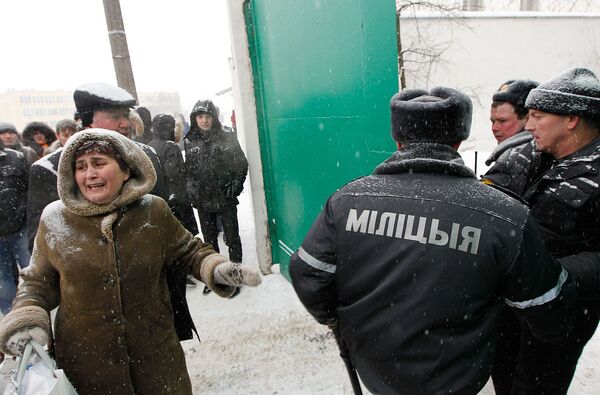 Женщина пытается получить информацию о ее родственнике, который задержан властями после демонстраци в Минске 19 декабря