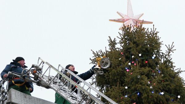 Украшение новогодней елки страны на Соборной площади Кремля
