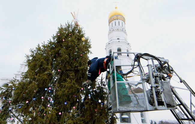 Украшение новогодней елки страны на Соборной площади Кремля