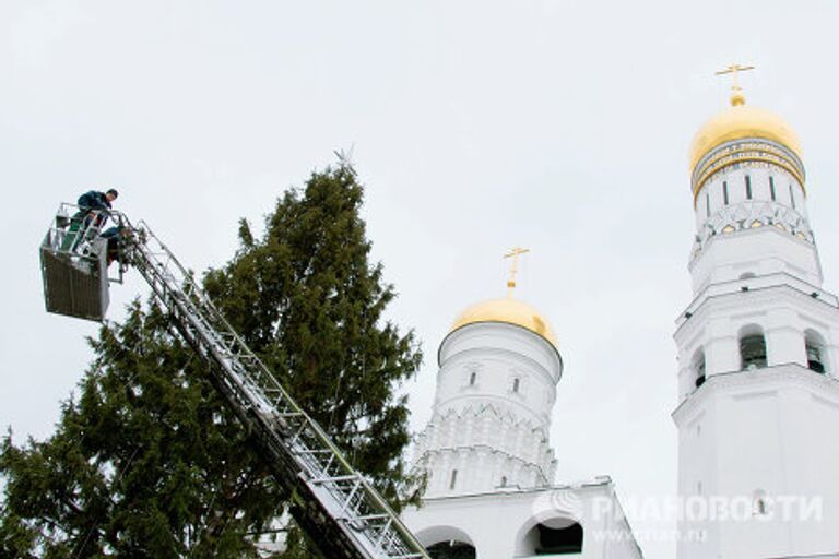 Украшение новогодней елки страны на Соборной площади Кремля