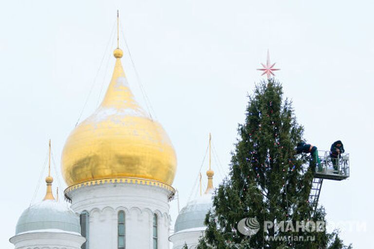 Украшение новогодней елки страны на Соборной площади Кремля