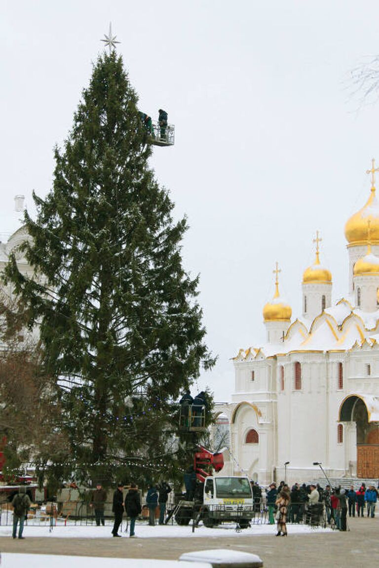 Украшение новогодней елки страны на Соборной площади Кремля