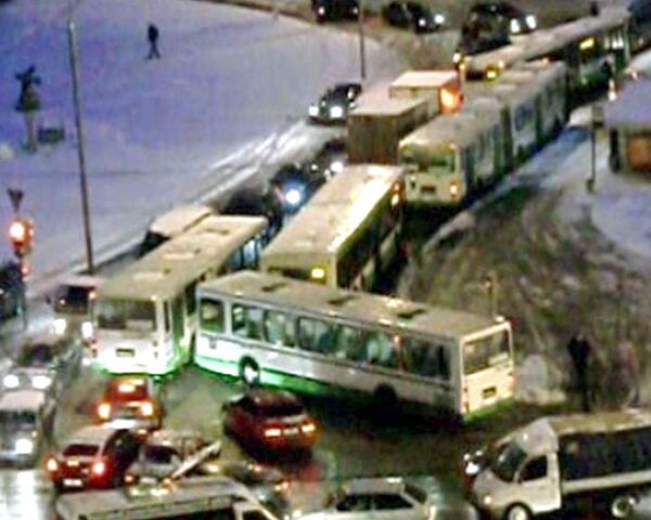 Иномарки, столкнувшиеся в Бирюлево, парализовали движение автобусов 