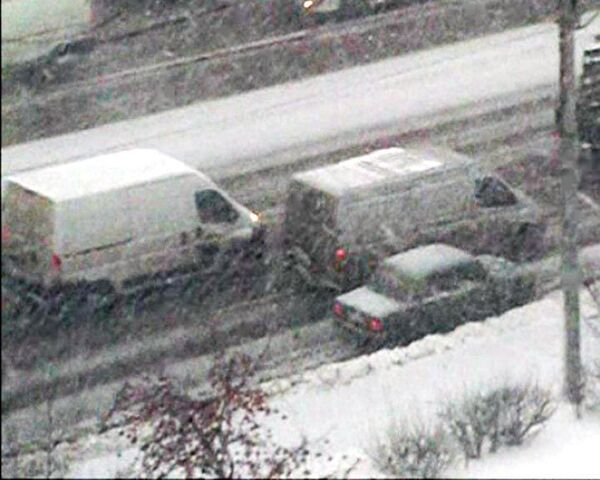 В Москве вновь идет сильный снег и создает проблемы автомобилистам 