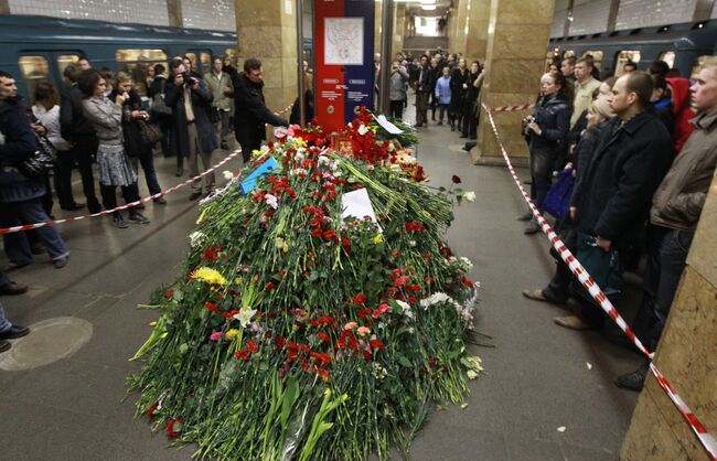 Москвичи почтили память погибших в результате взрыва на станции метро Парк культуры