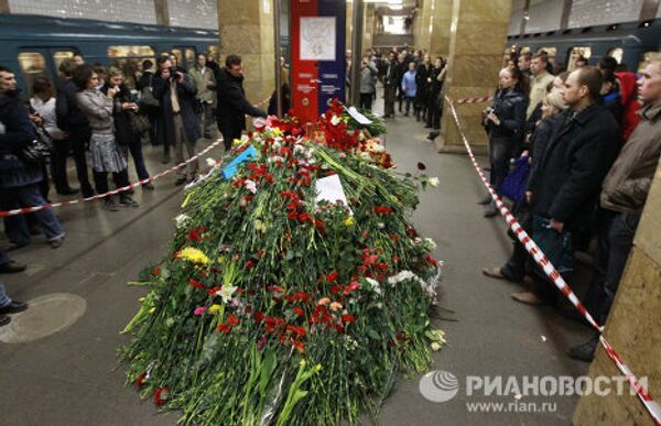 Москвичи почтили память погибших в результате взрыва на станции метро Парк культуры