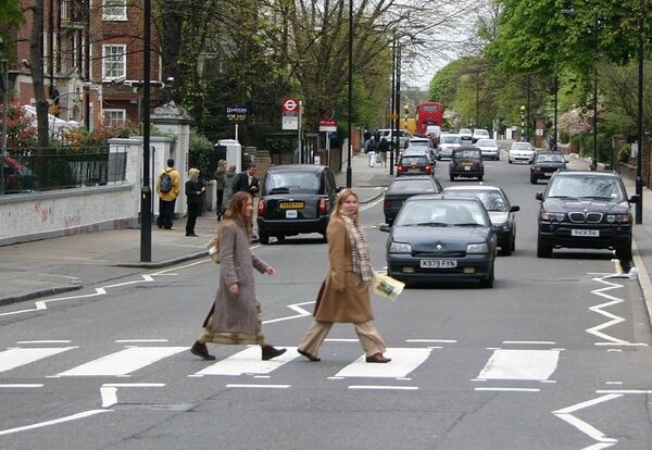 Зебра перед студией Abbey Road в Лондоне
