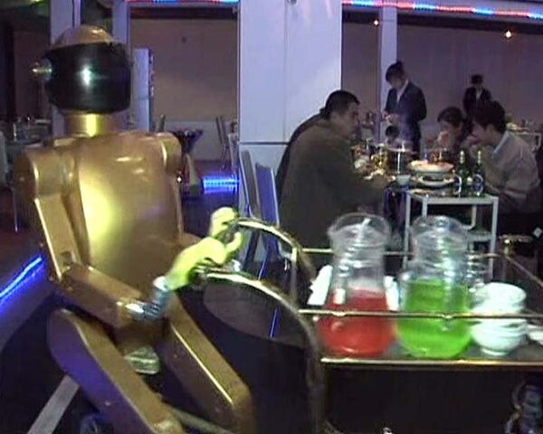 Роботы заменили официантов в одном из китайских ресторанчиков