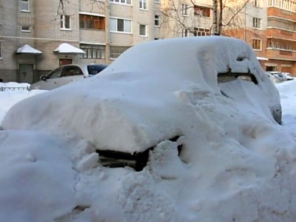 Жители Вологды, паркуясь, засыпают автомобили снегом 