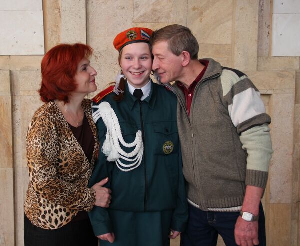 Сотрудники МЧС наградили ярославскую школьницу за спасение утопающего
