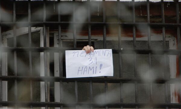 Задержанные после оппозиционных митингов в окнах изолятора временного содержания Минска. Архив