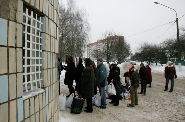 Родственники задержанных после оппозиционных митингов в очереди на передачу в изолятор временного содержания Минска