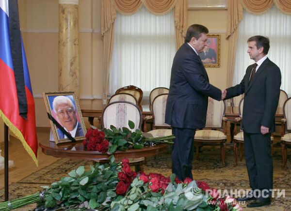 Президент Украины Виктор Янукович почтил память Виктора Черномырдина