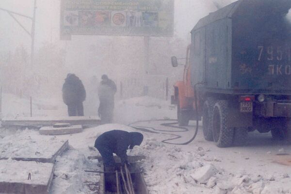 Три человека получили ожоги при прорыве теплотрассы в Петербурге