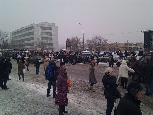 Толпы людей на метро Нагорная