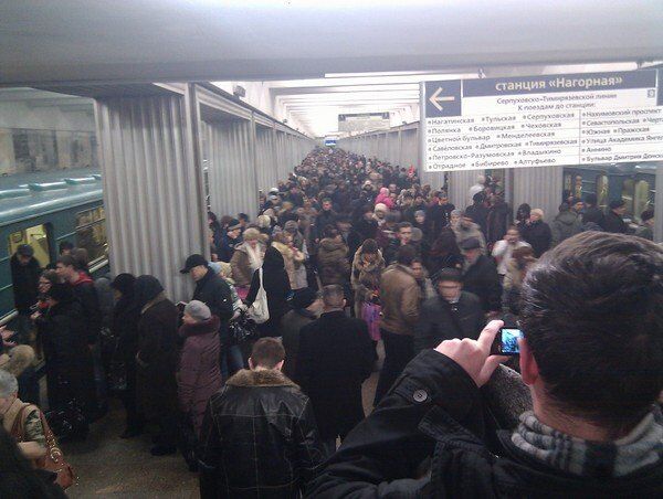 Толпы людей на метро Нагорная