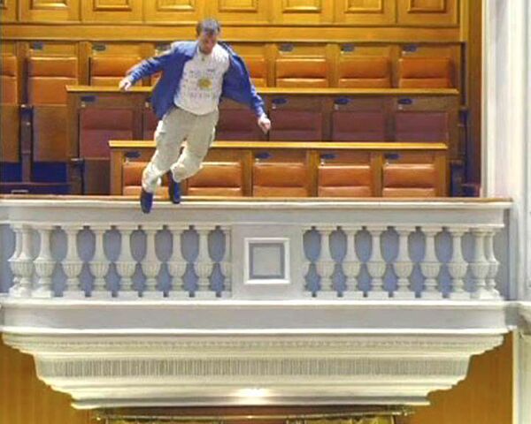 Мужчина прервал заседание парламента Румынии прыжком с балкона
