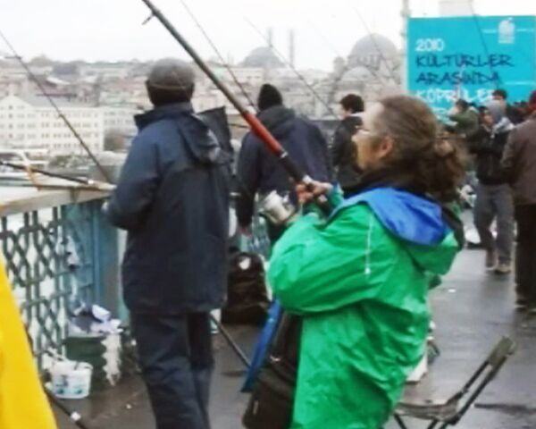 Сотни жителей Стамбула ежедневно ловят рыбу на Галатском мосту