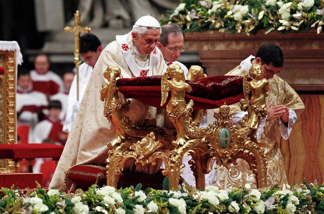 Папа Римский Бенедикт XVI в пятницу вечером проводит в Соборе Святого Петра в Ватикане торжественную мессу по случаю Рождества Христова