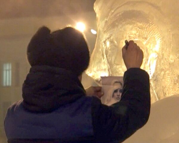 Жители Читы в сорокаградусные морозы вырезали ледяные скульптуры