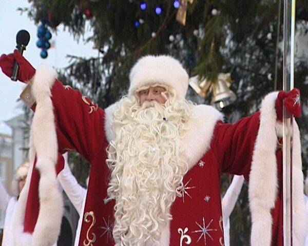 Дед Мороз зажег главную елку страны на Соборной площади 