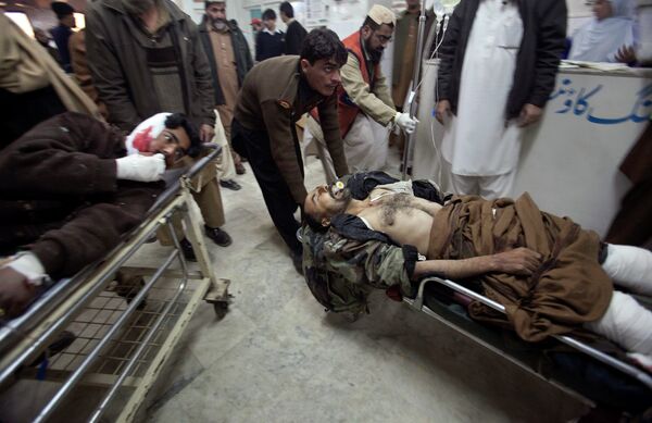 Пострадавшие при теракте в пакистанском городе Хар 25 декабря 2010 