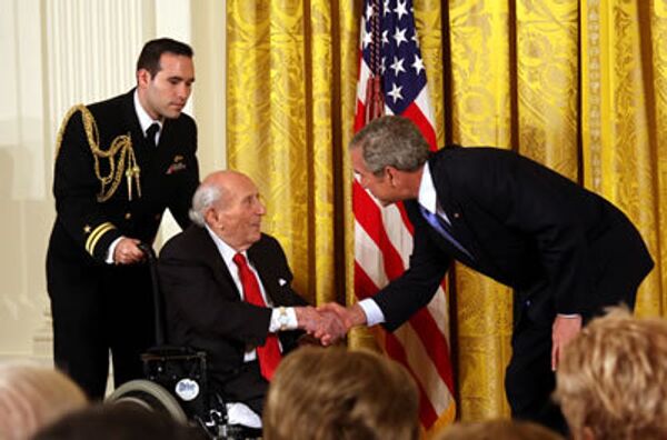 Рой Нойбергер получает из рук Джорджа Буша Национальную медаль искусств