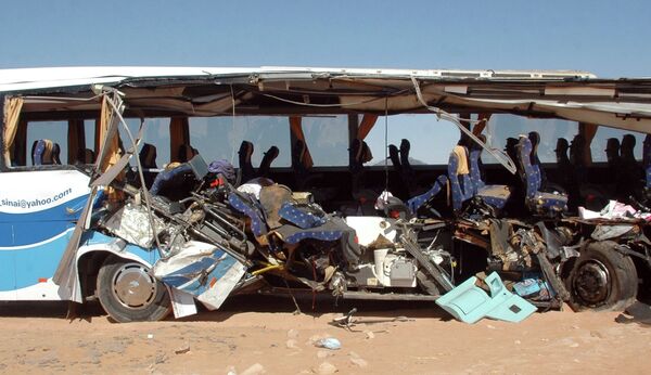 Столкновение туристического автобуса и большегрузного трейлера на автотрассе в районе города Абу-Симбел на юге Египта