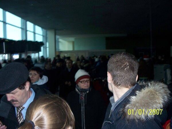 Пассажиры в аэропорту Домодедово, где было нарушено электроснабжение   
