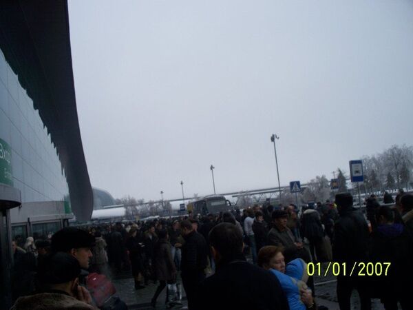 Пассажиры в аэропорту Домодедово, где было нарушено электроснабжение   