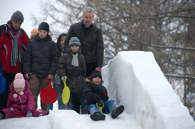 Мэр Москвы Сергей Собянин на ледяной горке во время посещения Фестиваля снега и льда в Лужниках. Архив