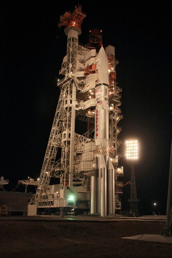 Ракета-носитель Протон-М с евроспутником связи КА-SАТ перед стартом с Байконура