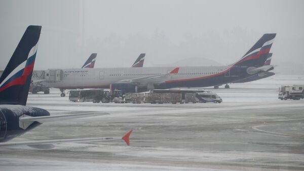 Самолеты авиакомпании Аэрофлот на взлетно-посадочной полосе аэропорта Шереметьево