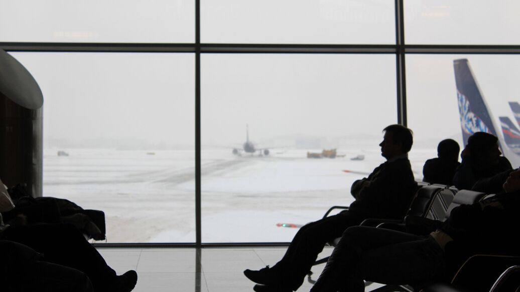 В московских аэропортах 12 декабря задержали более 900 рейсов