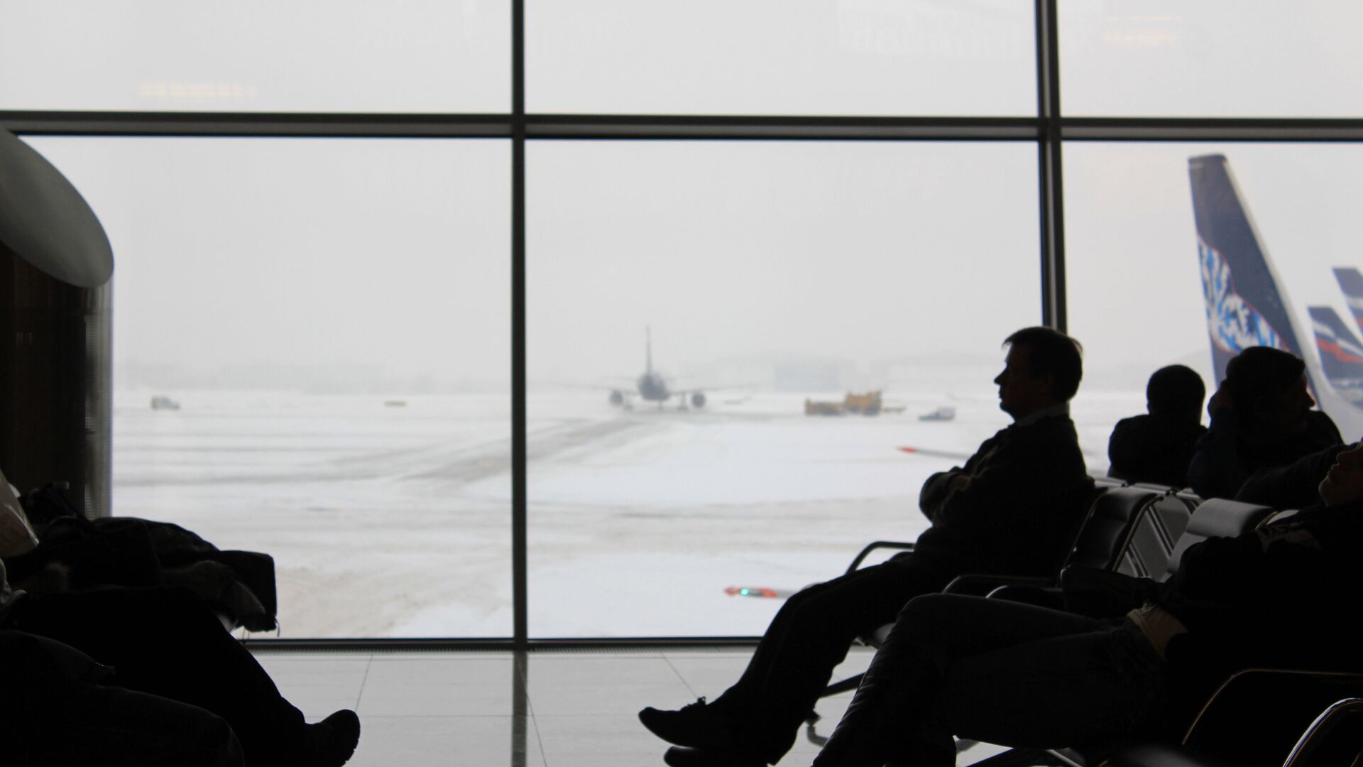 Пассажиры ожидают своих рейсов в зале аэропорта Шереметьево. - РИА Новости, 1920, 13.12.2025