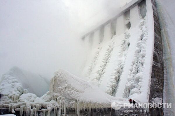 Из-за сильных морозов плотина Саяно-Шушенской ГЭС покрылась льдом