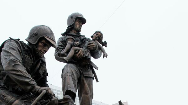 Памятник спасателям и пожарным на Кременчугской улице в Москве