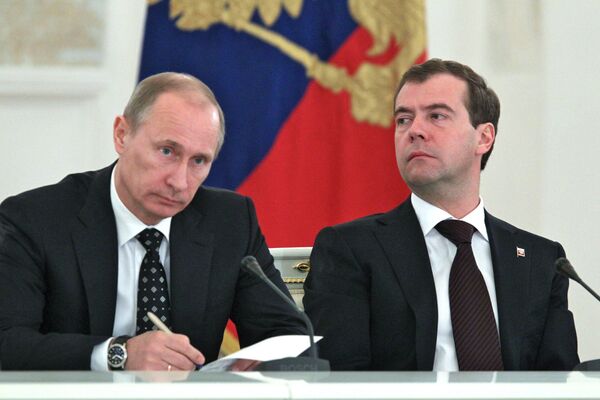 Президент РФ Дмитрий Медведев (слева) и премьер-министр Владимир Путин на заседании Госсовета РФ