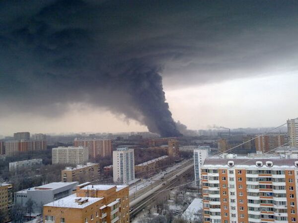 Сильный пожар вспыхнул на мебельном складе на северо-востоке Москвы