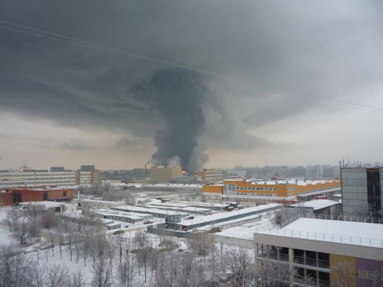 Сильный пожар вспыхнул на мебельном складе на северо-востоке Москвы