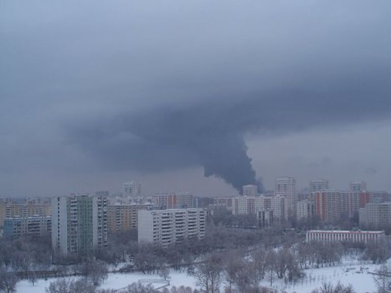 Сильный пожар вспыхнул на мебельном складе на северо-востоке Москвы