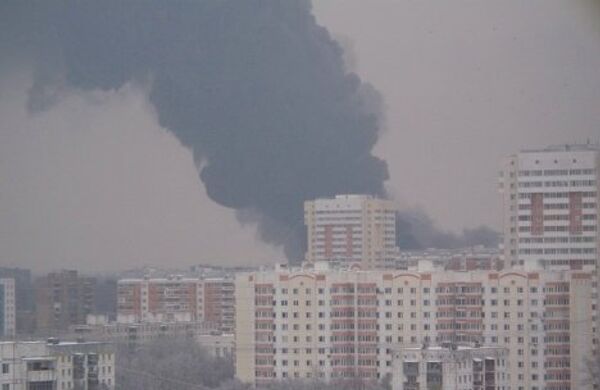 Сильный пожар вспыхнул на мебельном складе на северо-востоке Москвы