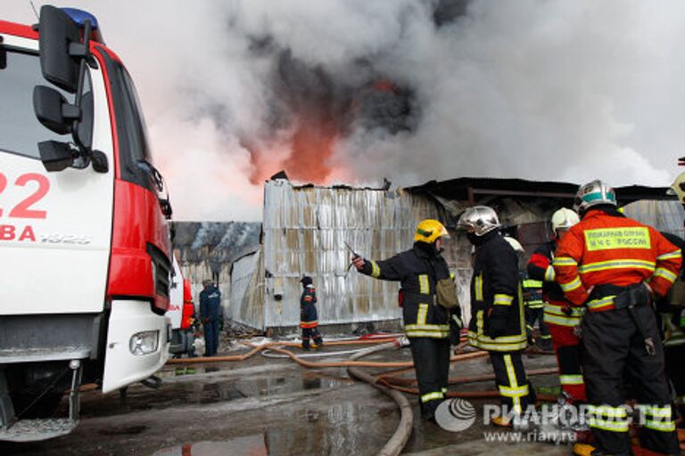 Тушение пожара на складе с мебелью на северо-востоке Москвы