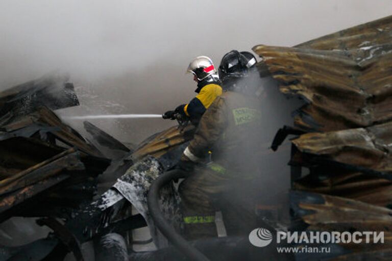 Тушение пожара на складе с мебелью на северо-востоке Москвы