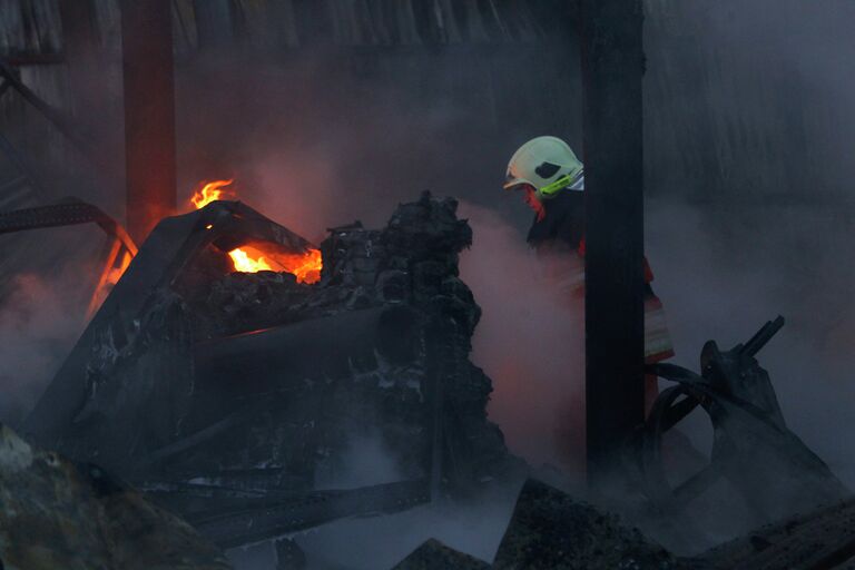 Тушение пожара на складе с мебелью на северо-востоке Москвы